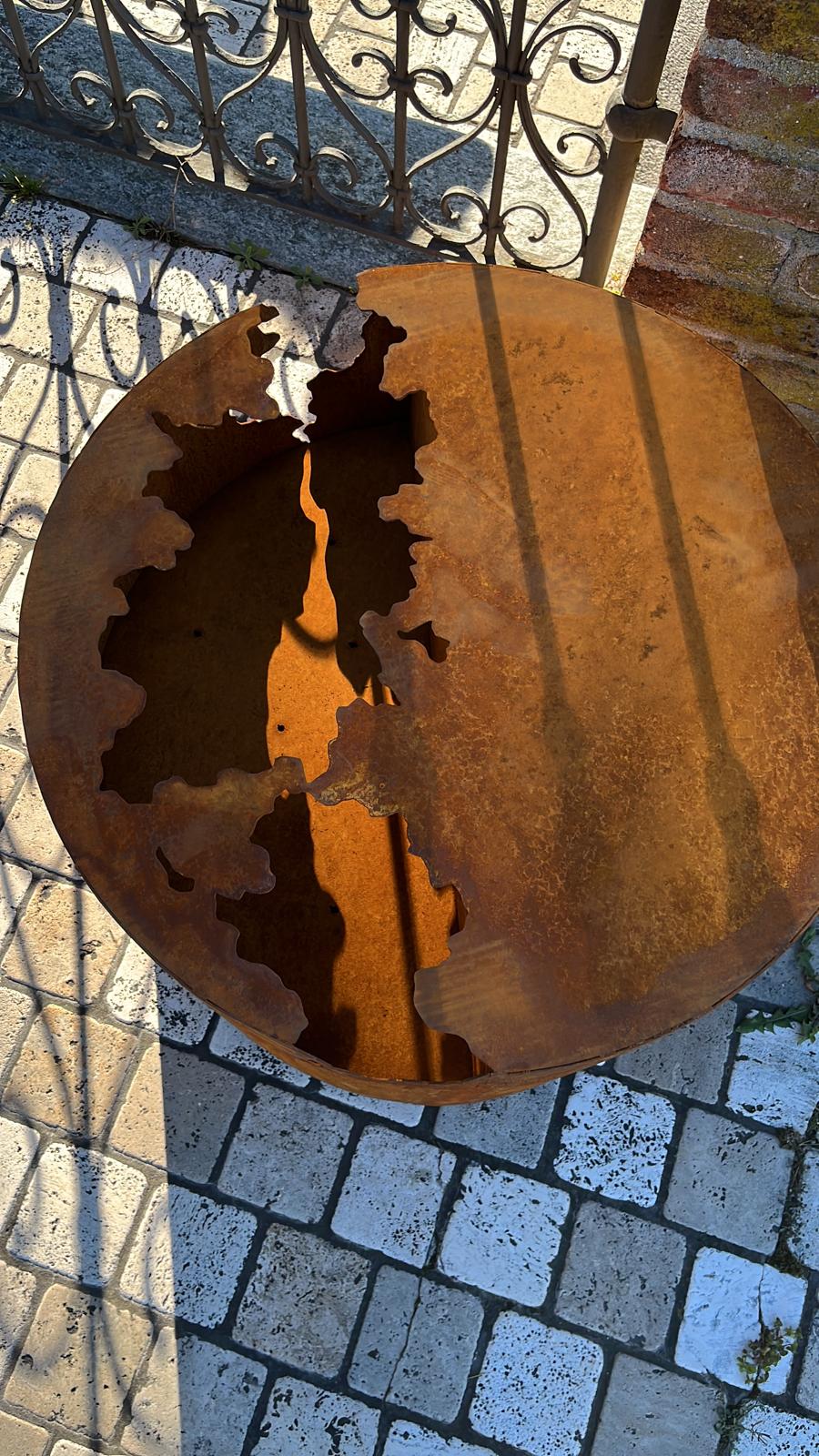 Outside side table which can be filled with plants