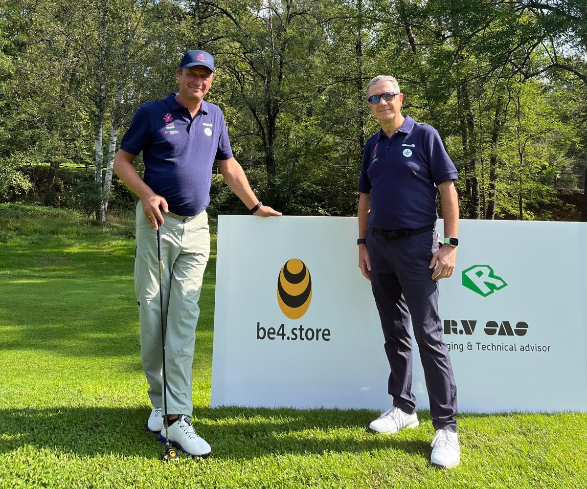 Valter Cucciatti and Hans Soentgerath standing beside the be4.store branded hole signage at Royal Park I Roveri